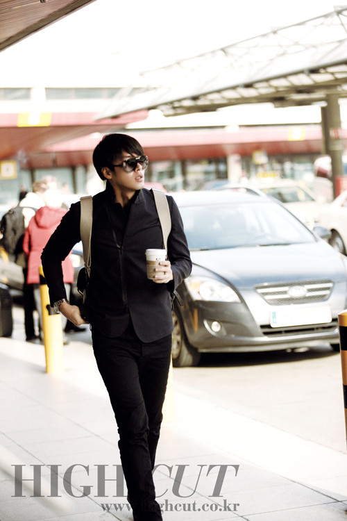 ▲ 베를린의 화창한 하늘을 뒤로 하고 한국으로 떠날 시간. 커피 한잔을 손에 들고 현빈이 테겔 공항으로 들어서고 있다. 재킷은 엠포리오 아르마니, 진은 디스퀘어드2, 선글라스는 돌체 앤 가바나, 슈즈는 조르지오 아르마니.