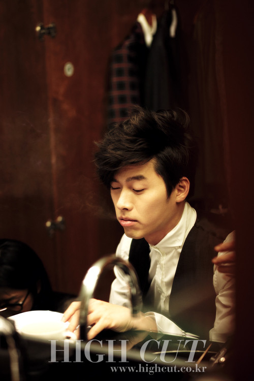 ▲ 그의 방, 그랜드 하얏트 베를린 호텔 537호. 매끈하고 긴 손가락으로 담뱃재를 툭툭 털어내고 있다. 의상은 돌체 앤 가바나.