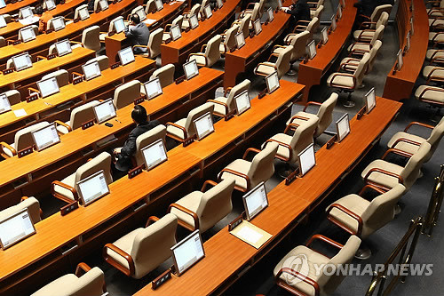 ▲ 28일 오후 국회 본회의장에서 열린 경제분야 대정부 질의에서 대부분의 의원들이 자리를 비워 의원석이 비어 있다. ⓒ연합뉴스
