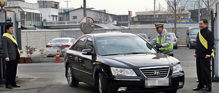 ▲ 최근 경찰관 음주운전이 줄을 이으면서 자성의 목소리가 이어지고 있다. 사진은 지난달 전북 군산경찰서 정문에서 경찰관을 대상으로 음주운전 단속을 하는 모습 ⓒ 군산경찰서