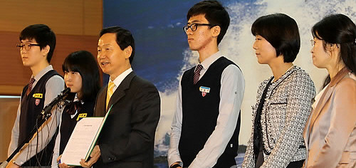 ▲ 지난해 김상곤 경기교육감이 학생인권조례를 선포하는 모습. 하지만 여전히 일선 학교는 아직도 '혼란' 속이다 ⓒ 뉴데일리