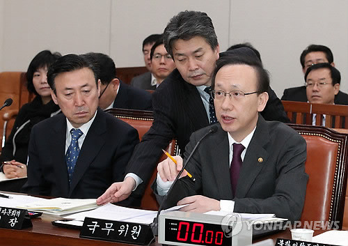 ▲ 현인택 통일부장관이 4일 오전 국회 외통위에서 의원들의 질의에 답변하고 있다. ⓒ연합뉴스