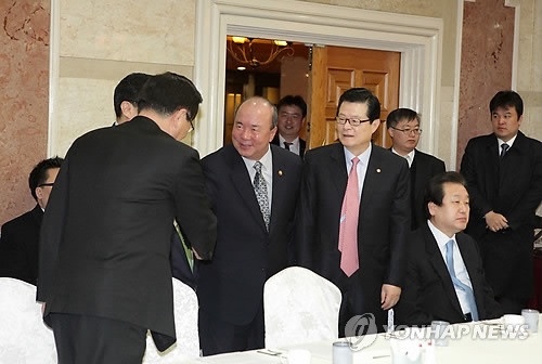 ▲ 4일 오전 서울 여의도 한 호텔에서 한나라당 김무성 원내대표 등 부산지역 의원들과 정종환 국토해양부장관이 간담회를 열고 있다. ⓒ연합뉴스