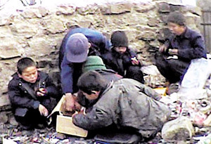 ▲ 대북 지원 식량을 정작 굶주리는 북한 주민들은 구경도 못한다. 사진은 북한 장마당의 꽃제비들.ⓒ자료사진