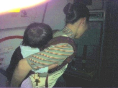 ▲ 스튜어디스들이 기내에서 입양아를 정성스레 돌본 사연이 소개돼 훈훈한 감동을 선하하고 있다.ⓒ'양치는 선비' 트위터