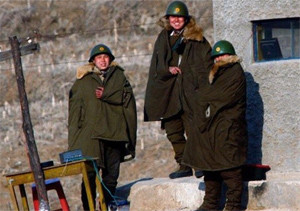 ▲ 압록강변의 북한군들.ⓒ자료사진