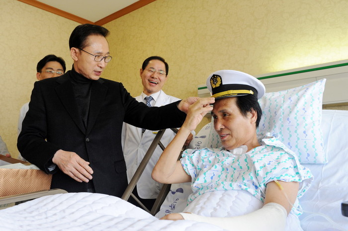 ▲ 석해균 선장에게 마도로스 모자를 씌워주고 있는 이명박 대통령ⓒ청와대 제공