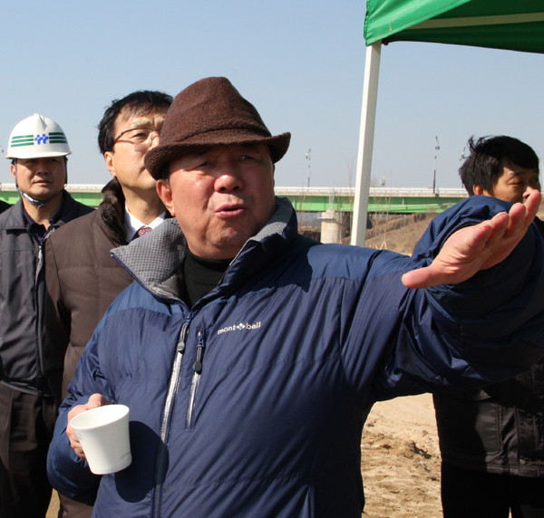 ▲ 정종환 장관이 부여 군수지구 둔치를 둘러보고 있다. 뉴데일리