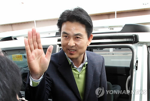 ▲ 총리 후보 사퇴 이후 중국에서 유학중이던 김태호 전 경남지사가 출국 5개월만인 5일 오후 김해공항에 도착해 손을 흔들며 인사하고 있다. ⓒ연합뉴스