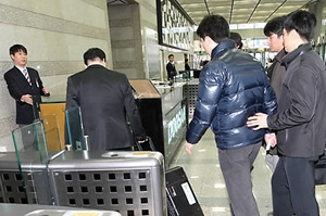 ▲ 국가기관과 금융기관, 주요 인터넷기업 웹사이트에 대한 분산서비스거부(디도스:DDoS) 공격이 발생한 가운데 경찰청 사이버테러대응센터 수사관들이 4일 오후 서울 강남구 논현동 한 인터넷데이터센터(IDC)로 들어서고 있다.ⓒ연합뉴스