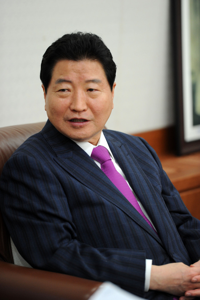 ▲ 안상수 한나라당 대표가 7일 뉴데일리와의 인터뷰에서 4·27 재보선 등 정국 현안에 대해 설명하고 있다. ⓒ뉴데일리