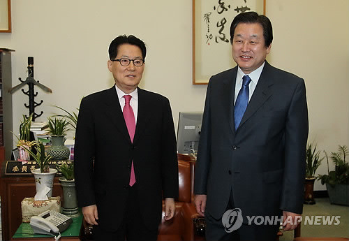 ▲ 정치자금법 개정안의 국회 통과가 불투명해지고 있는 가운데 김무성, 박지원 양당 원내대표가 7일 오전 대화하고 있다. ⓒ연합뉴스