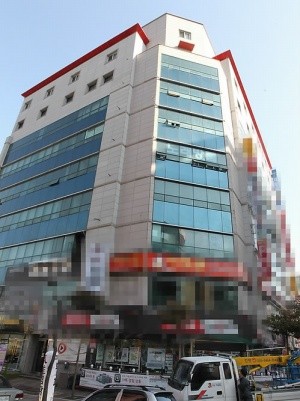 ▲ 김태호 전 지사의 선거 사무실이 입주할 건물. 김 전 지사의 사무실은 이 건물 4층에 입주를 앞두고 공사가 한창이다. ⓒ 연합뉴스