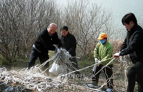 ▲ 지난해 쓰레기 대청소 행사. 이만의 환경부 장관 등이 금강변에서 쓰레기 대청소를 하고 있다.@연합뉴스