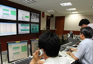 ▲ 8일 경기도 한 시중은행 전산센터에서 직원들이 DDos공격에 대비해 전용 차단 프로그램을 시험, 점검하고 있다.ⓒ연합뉴스