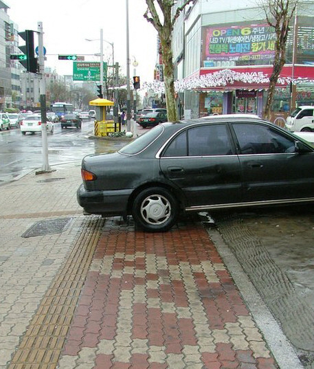 ▲ 서울 강동구 현대백화점 천호점∼암사역 자전거 전용 도로(붉은색 블럭)에 주차 차량이 길을 막고 있는 모습.ⓒ연합뉴스