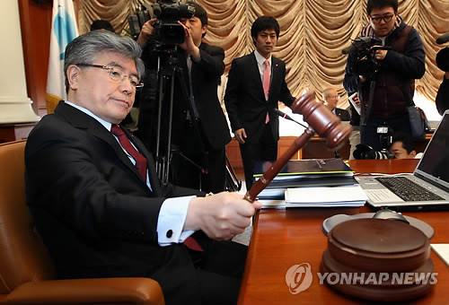 ▲ 10일 오전 서울 중구 남대문로 한국은행 본점에서 열린 금융통화위원회에서 김중수 한국은행 총재가 회의를 주재하고 있다. ⓒ연합뉴스