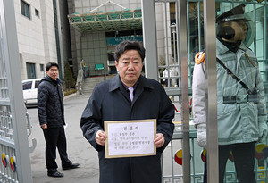 ▲ 라이트코리아 등은 10일 정부종합청사 후문에서 기자회견을 갖고, “통일부는 송영길 인천시장을 처벌하라”고 촉구했다. 봉태홍 라이트코리아 대표가 통일부에 보내는 진정서를 들고 있는 모습.ⓒ라이트코리아 제공