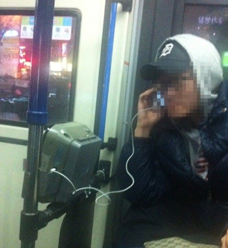 ▲ 버스에서 아이폰을 충전하는 사진 ⓒ 카페 아사모 캡쳐