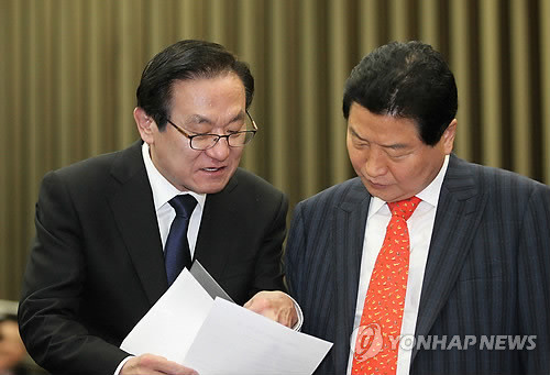 ▲ 이귀남 법무부장관이 10일 오후 국회에서 열린 한나라당의원총회에 앞서 안상수 대표를 찾아 사법개혁특위와 관련해 설명하고 있다. ⓒ연합뉴스