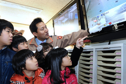 ▲ 10일 오세훈 서울시장이 전곡초등학교를 방문해 학생들과 CCTV 화면을 살펴보고 있다. ⓒ 뉴데일리