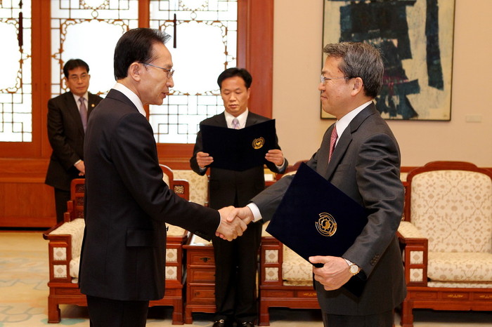 ▲ 이명박 대통령이 11일 청와대에서 신임 양건 감사원장에게 임명장을 수여하고 있다ⓒ청와대