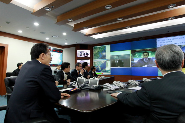 ▲ 이명박 대통령이 11일 오후 청와대 위기관리센터에서 일본 지진관련 긴급대책회의를 주재하고 있다ⓒ청와대