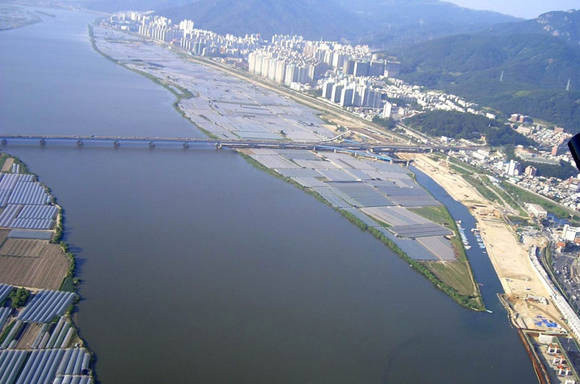 ▲ 4대강사업 이전 비닐하우스로 뒤덮였던 낙동강 부산 화명지구.