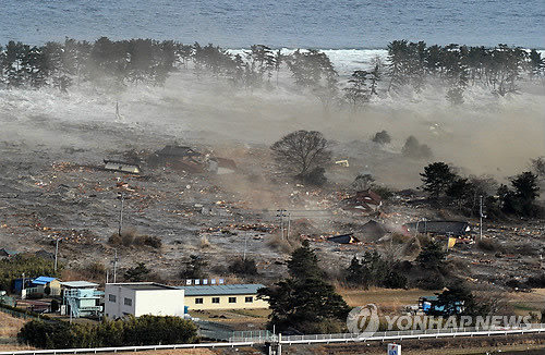 ▲ 11일 오후 일본 간토(關東). 도호쿠(東北) 지방을 강타한 지진으로 일본 미야기현 나토리시 해변 마을에 쓰나미가 밀려 들고 있다. ⓒ연합뉴스