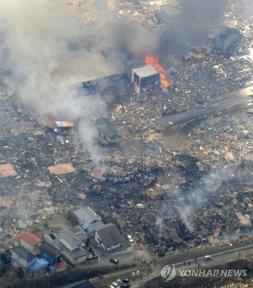 ▲ 일본 도호쿠(東北) 지역에서 강진 사태가 발생한 가운데 12일 오전 미야기현 게센누마시의 중심부가 피해를 입고 붕괴돼 있다.ⓒ연합뉴스