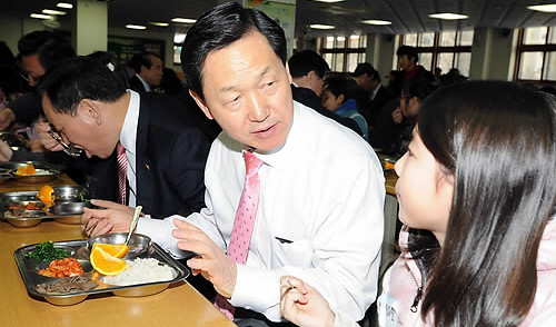 ▲ 무상급식을 추진 중인 진보교육감들이 무리하게 동원한 예산때문에 갖가지 사업차질을 자초하고 있다. 사진은 무상급식을 시행한 한 학교 급식실에서 학생들과 함께 식사를 하는 김상곤 경기도교육감ⓒ연합뉴스