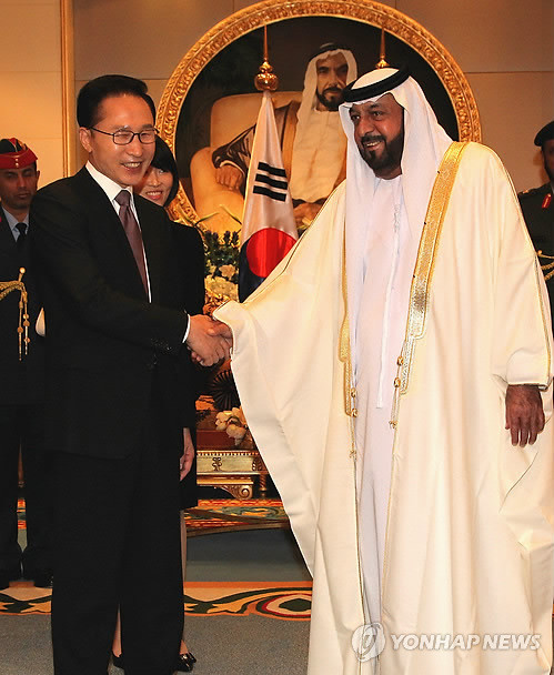▲ 이명박 대통령이 13일 오후(현지시간) 아부다비 시내 알-무슈리프궁에서 칼리파 빈 자이드 알 나흐얀 대통령과 악수하고 있다ⓒ연합뉴스