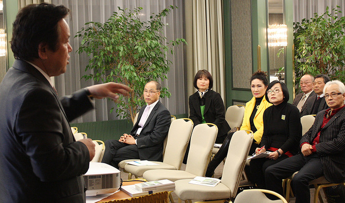 ▲ 독일 뮌헨 교민들이 심각한 표정으로 심명필본부장의 설명을 듣고 있다.