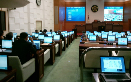 ▲ 의정활동을 해달라며 뽑은 시도의원들이 개인적인 직업을 계속 유지하는 '겸직'에 대한 논란이 일고 있다. 사진은 지난해 서울시의회 임시회의장의 텅빈 모습. ⓒ 뉴데일리