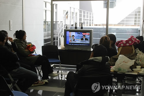 ▲ 14일 오전 일본 미야기(宮城)현 센다이(仙臺)총영사관에서 교민과 유학생들이 후쿠시마(福島) 원전이 추가 폭발했다는 일본 TV 뉴스를 걱정스레 지켜보고 있다.  ⓒ 연합뉴스