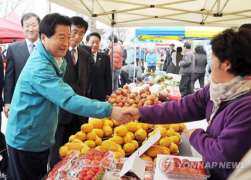 ▲ 한나라당 안상수 대표가 14일 강원 춘천시 신북읍 전통시장을 찾아 상인들과 악수를 하고 있다. ⓒ연합뉴스