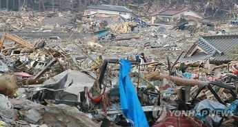 ▲ 일본 동북지방에 진도 9의 강진이 발생한지 사흘이 지난 14일 오후 일본 이와테현 리쿠젠타카타市에서 피난민들이 쓰나미 피해지역을 지나고 있다.  ⓒ 연합뉴스