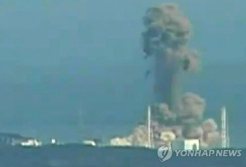 ▲ 일본 동북부 지방에 발생한 사상 초유의 지진으로 피해가 확산되는 가운데 14일 오전 후쿠시마 제1원자력발전소 3호기가 폭발하고 있다. 일본 정부는 제1원자력발전소 3호기가 수소폭발을 일으켰으나 원전의 격납용기는 안전한 상태라고 밝혔다.  ⓒ 연합뉴스
