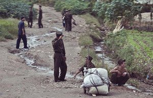 ▲ 식량을 운반하고 있는 북한군들.ⓒ주진조선 캡처