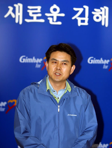 ▲ 김태호 전 경남지사가 15일 오전 경남 김해시청 프레스센터에서 김해을 국회의원 보궐선거 출마를 선언하고 있다. ⓒ 연합뉴스