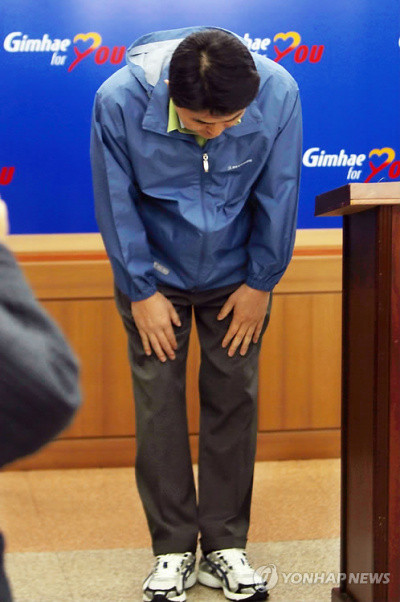 ▲ 점퍼 차림에 운동화를 신고 본격적인 선거전에 뛰어든 김태호 전 경남지사가 15일 오전 경남 김해시청 프레스센터에서 열린 김해을 국회의원 보궐선거 출마를 공식 기자회견에 앞서 고개 숙여 인사하고 있다.ⓒ 연합뉴스