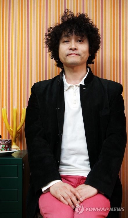 ▲ 영화 `조선명탐정: 각시투구꽃의 비밀` 제작사인 청년필름 김조광수 대표가 7년간 교제해온 동성 파트너과 결혼식을 올린다. ⓒ연합뉴스