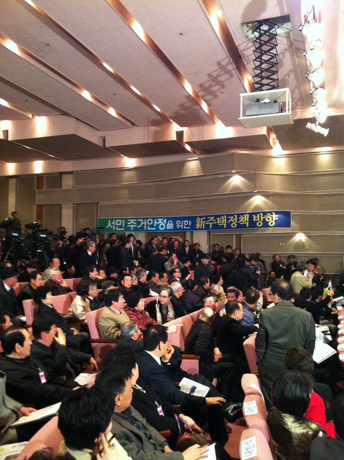 ▲ 15일 국회 의원회관에서 이재오 특임장관 등 주최로 열린 주택정책 토론회가 파행을 맞았다.  ⓒ 뉴데일리