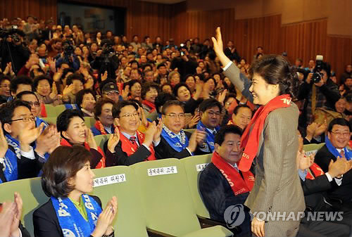 ▲ 한나라당 박근혜 전 대표가 15일 춘천시 문화예술회관에서 열린 평창동계올림픽 유치 특별위원회 발대식에 참석해 인사를 하고 있다. ⓒ연합뉴스