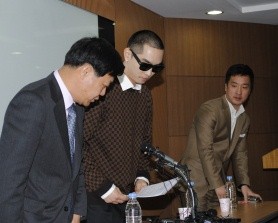 ▲ 크라운제이가 임영호 변호사와 함께 기자회견장에 등장, 자리에 앉고 있다.  ⓒ 뉴데일리