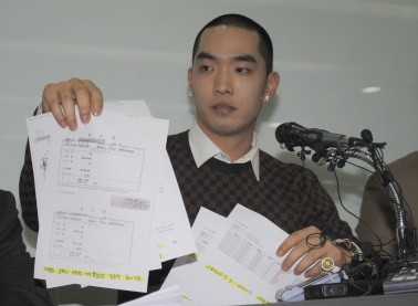 ▲ 각종 반박 자료를 공개하고 있는 크라운제이. 크라운제이는 이날 기자회견을 통해 대출금 2억원이 서준범의 통장으로 입금된 내역 등을 공개했다.  ⓒ 뉴데일리