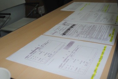 ▲ 이날 크라운제이가 공개한 각종 반박 자료들. 대출금 2억원이 서준범의 통장으로 입금된 내역과 크라운제이가 보증인이라는 증거, 어머니 명의로 된 집이 담보로 저당잡혀있다는 서류 등이 테이블 위에 놓여져 있다.  ⓒ 뉴데일리