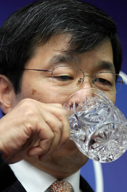 ▲ 곽노현 서울시교육감이 최근 교육감 관사 신설 추진 논란에 휩싸인 가운데 정책적 공조관계에 있던 서울시의회 민주당 의원들에게도 따가운 눈총을 받고 있다.ⓒ 자료사진