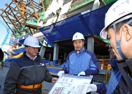 ▲ 16일 오세훈 서울시장이 신청사 건립 현장을 찾아 지진에 대비한 내진 설계를 점검하고 있다. ⓒ 뉴데일리