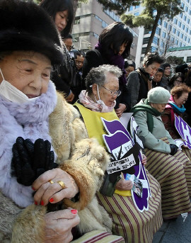 ▲ 일본군 위안부 피해 할머니들이 16일 서울 종로구 중학동 주한일본대사관 앞에서 961차 '수요시위' 대신 진행한 '추모 침묵시위'에서 일본 대지진 희생자들의 명복을 비는 묵념을 하고 있다.ⓒ연합뉴스